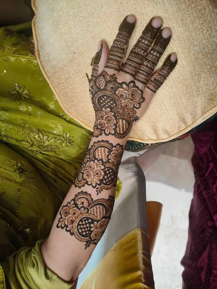 back hand mehndi design