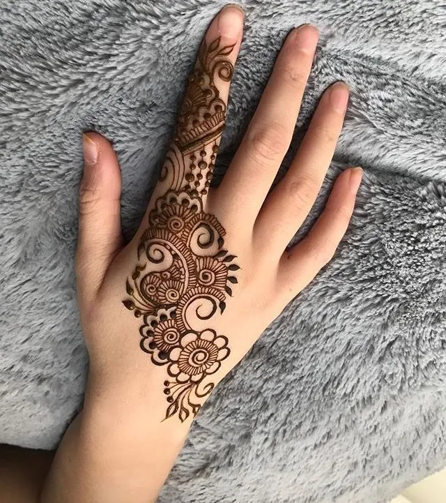 back hand mehndi design photo