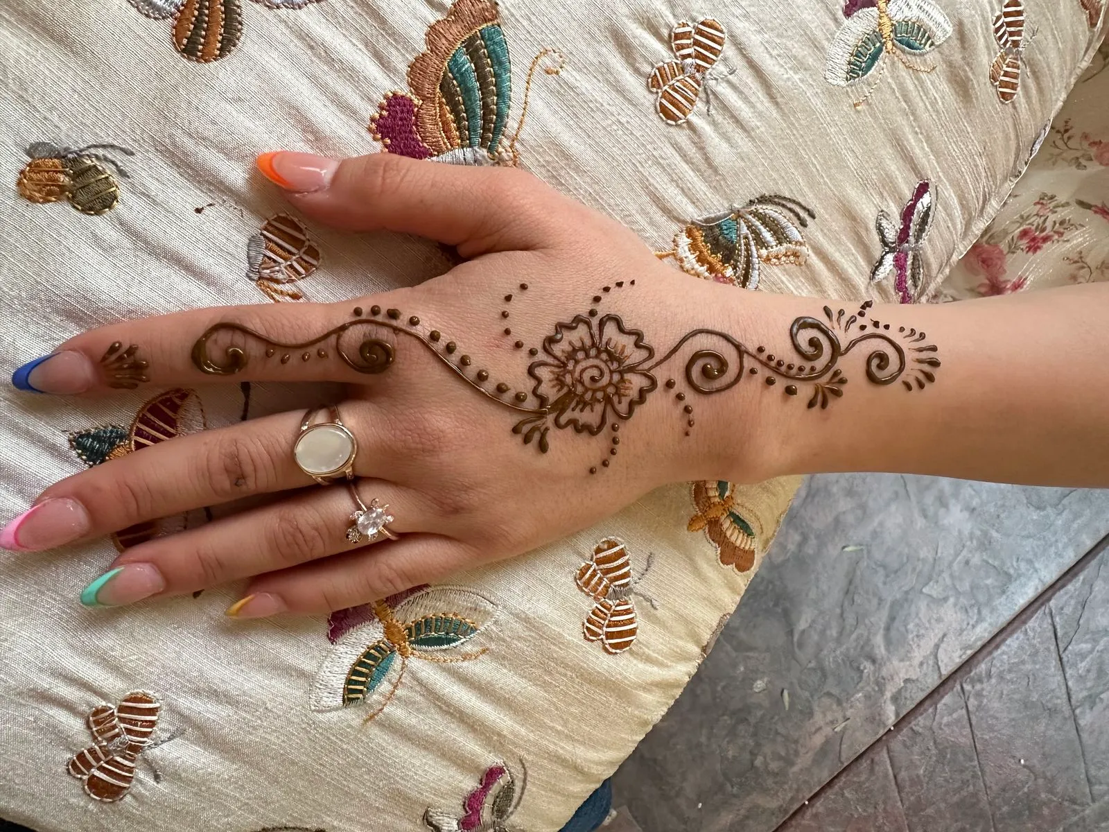 back hand mehndi image