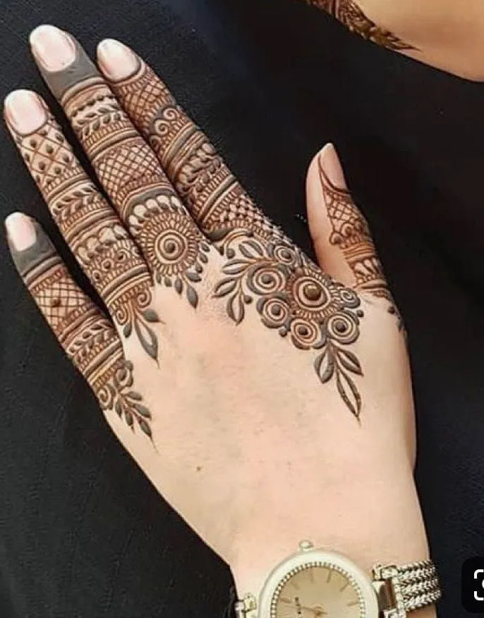 back hand mehndi photo
