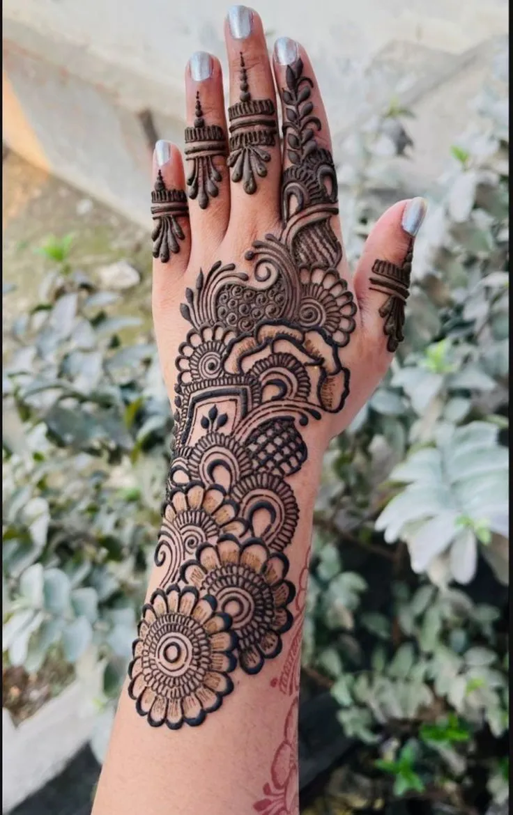 back hand mehndi picture