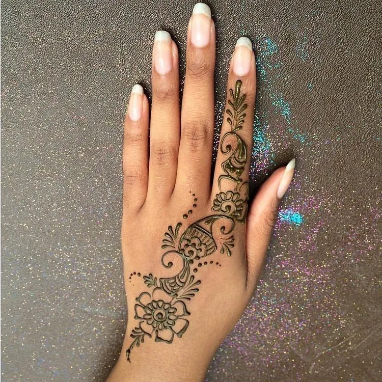 easy back hand mehndi design image