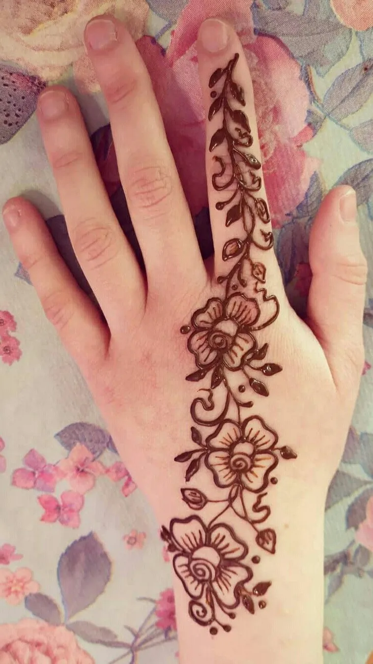 easy back hand mehndi design pic