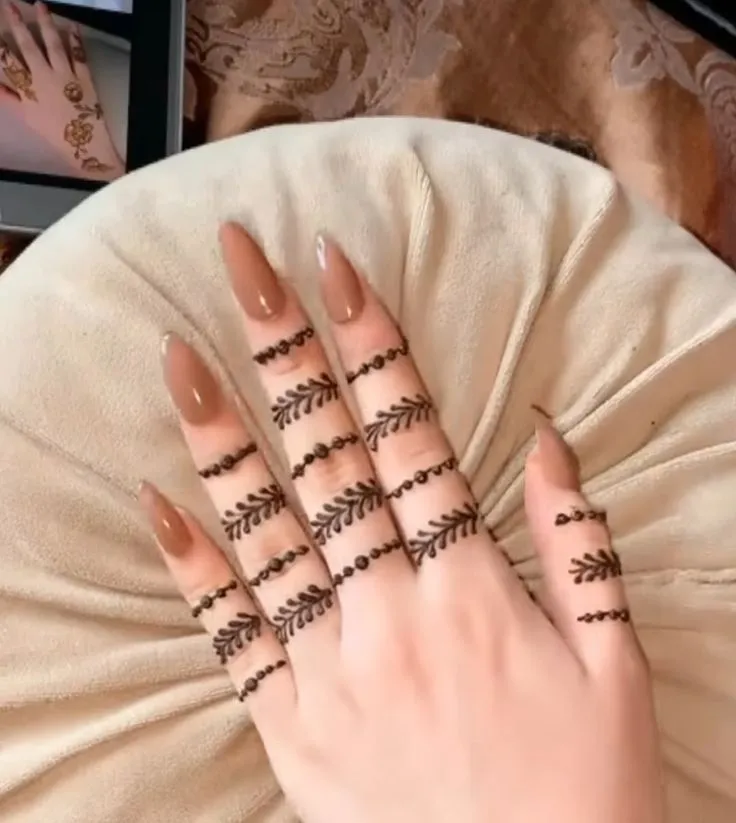 easy finger mehndi design image