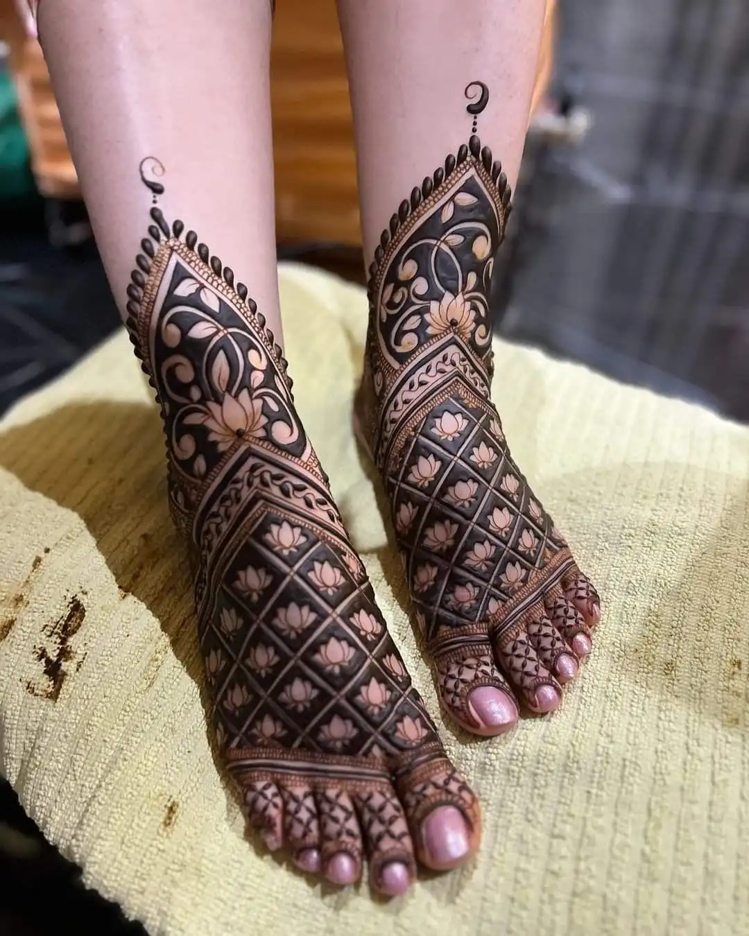 easy leg mehndi design image