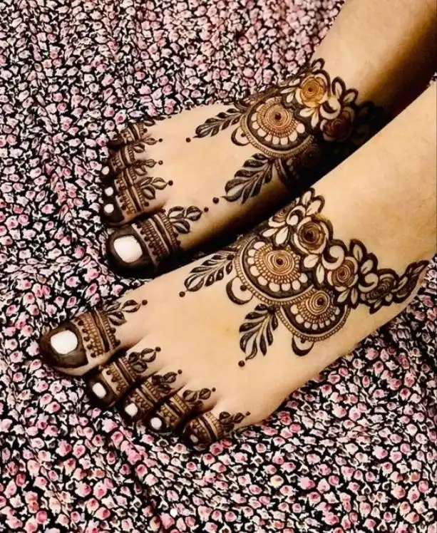 easy leg mehndi design photo