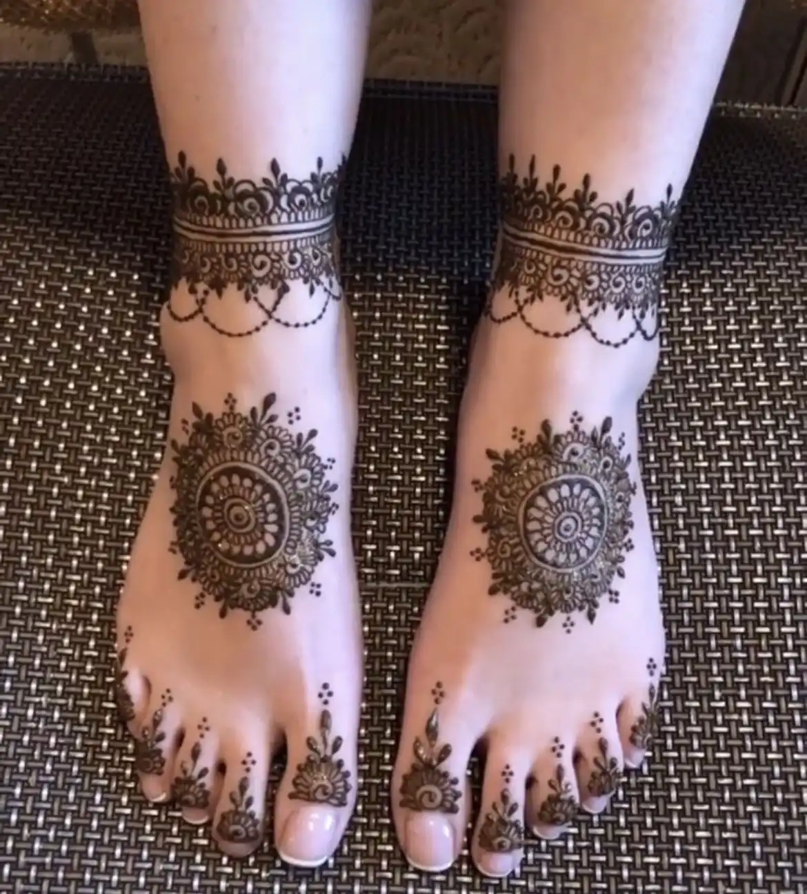 easy leg mehndi design photo