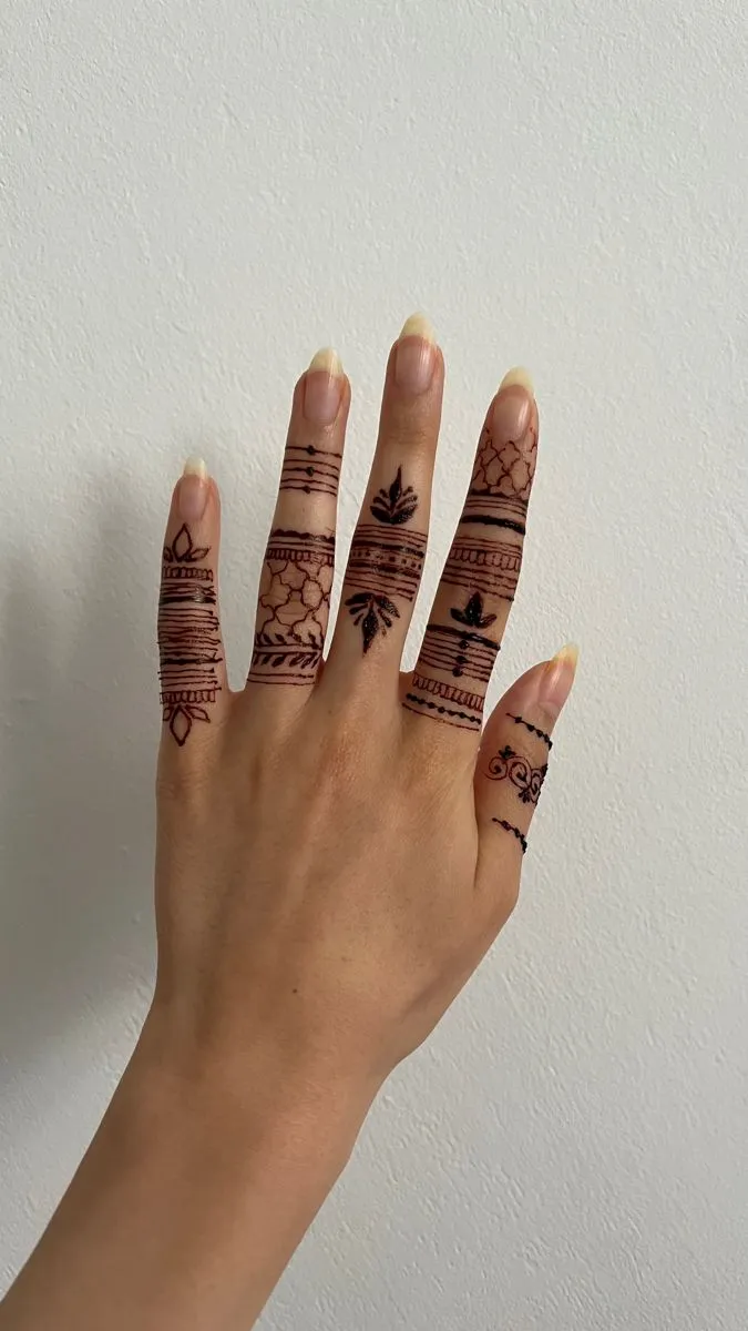 easy simple finger mehndi design pic
