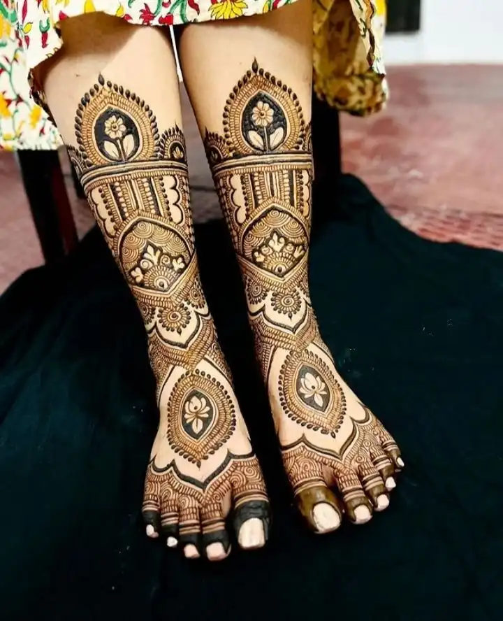 easy simple leg mehndi image