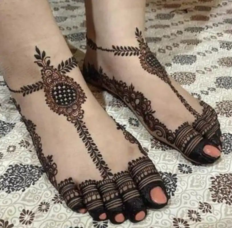 easy simple leg mehndi photo