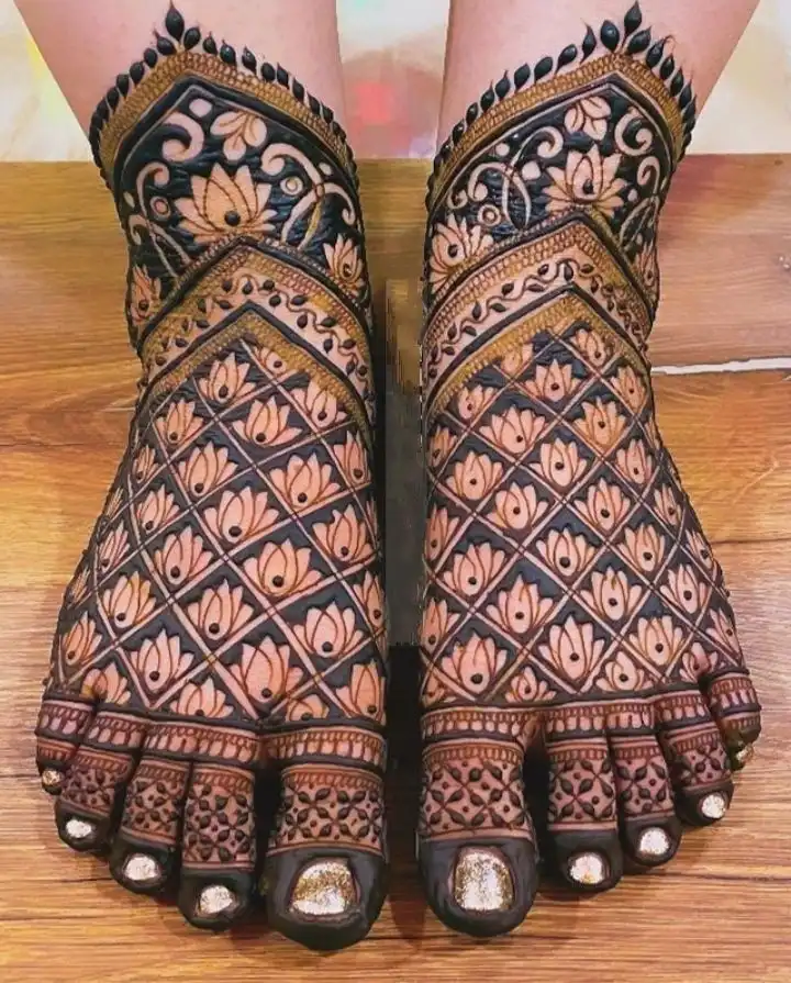 easy simple leg mehndi picture