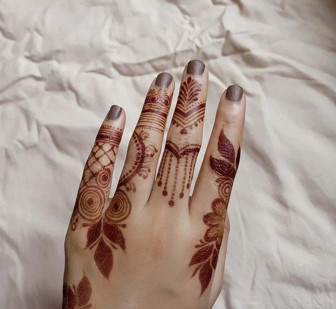 finger mehndi design photo