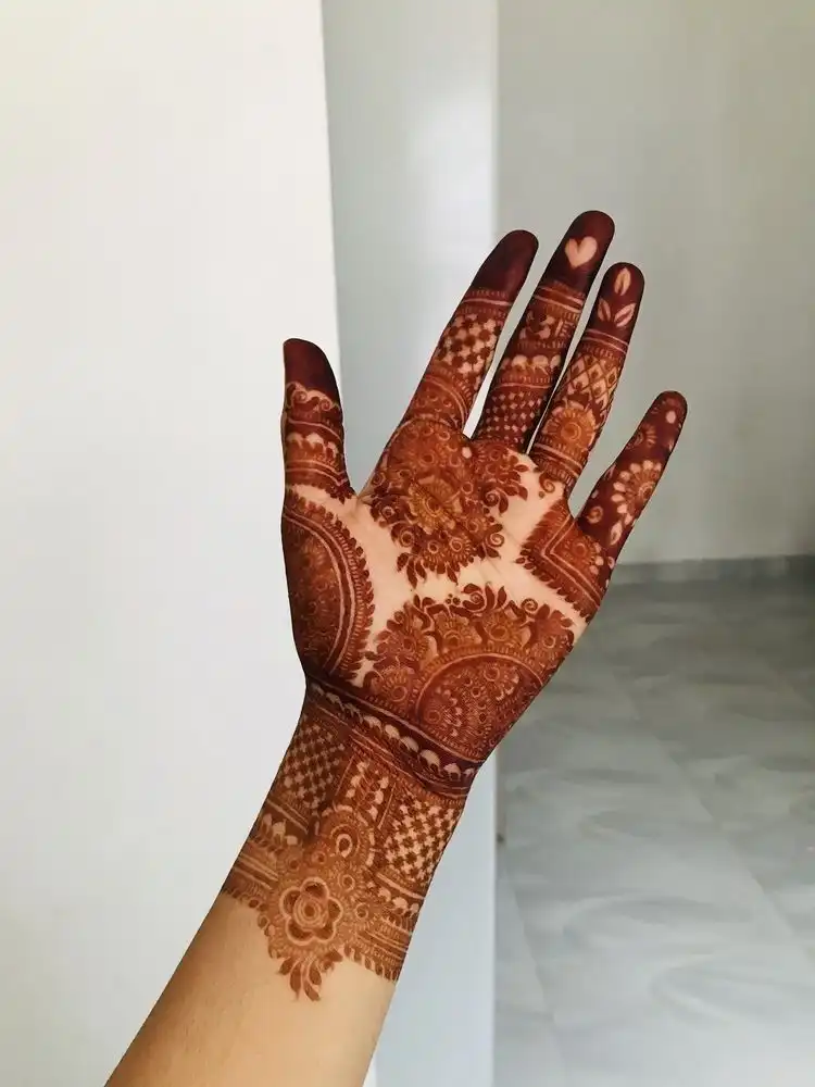 front hand mehndi picture
