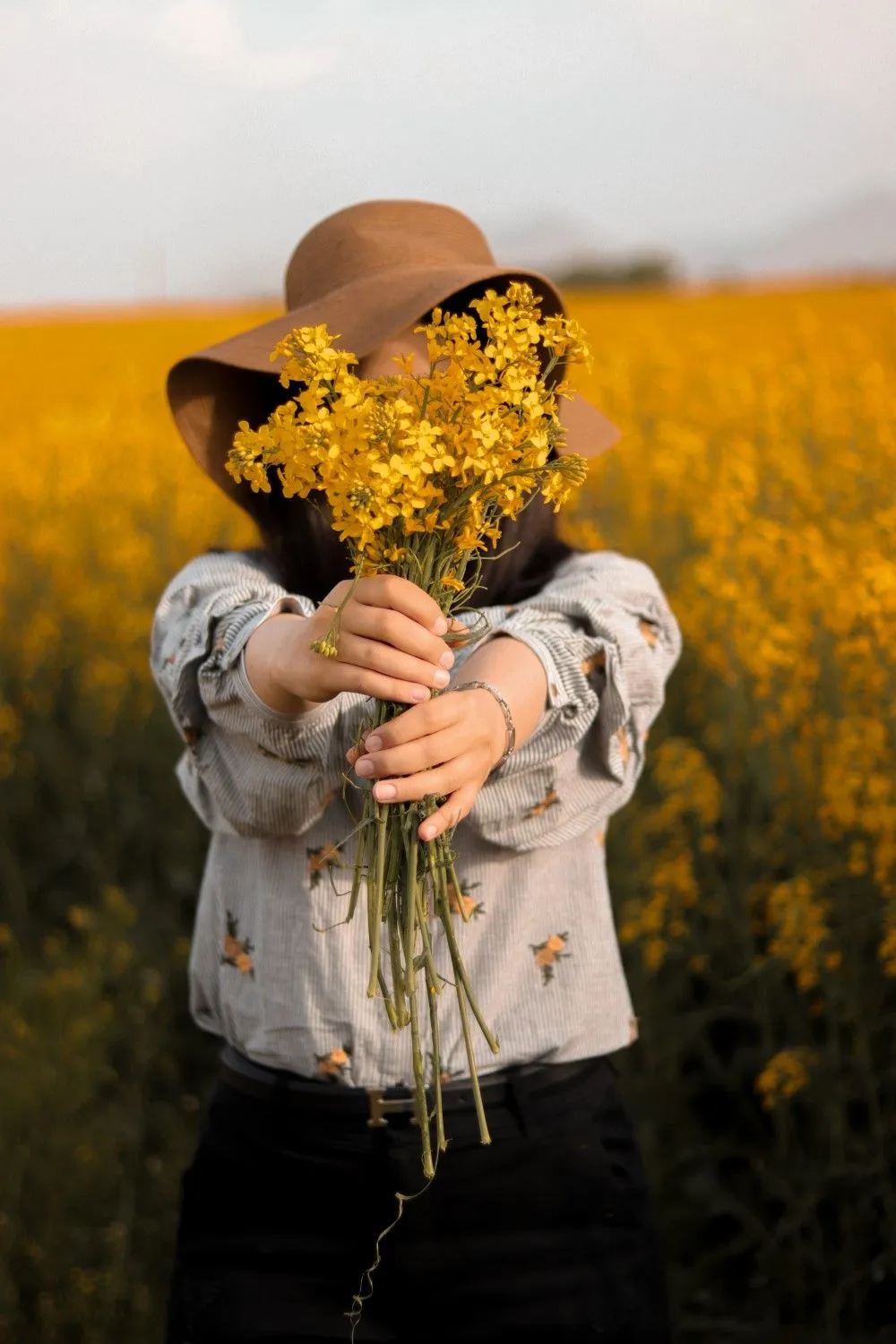 hidden face girl pic download