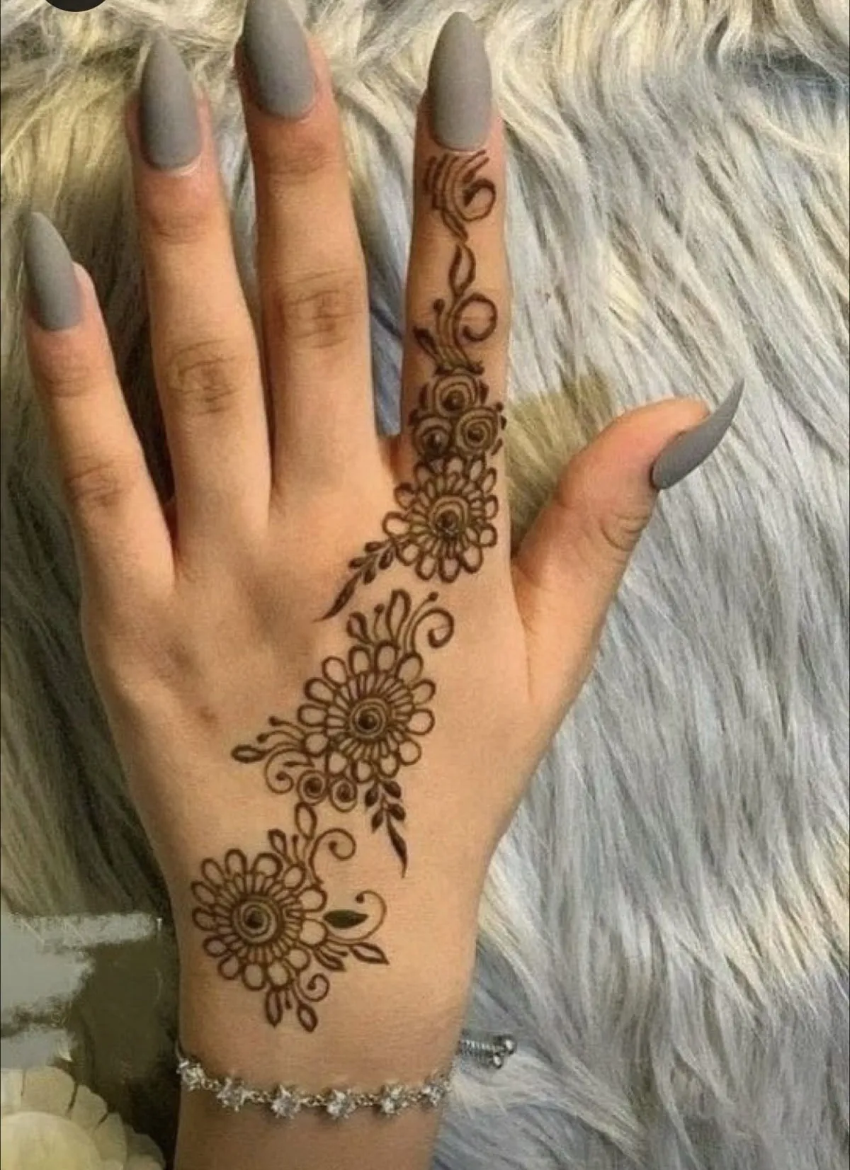 left hand back mehndi design