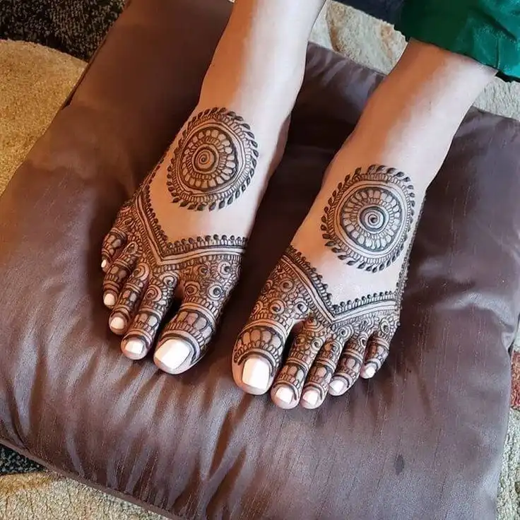 leg simple mehndi design image