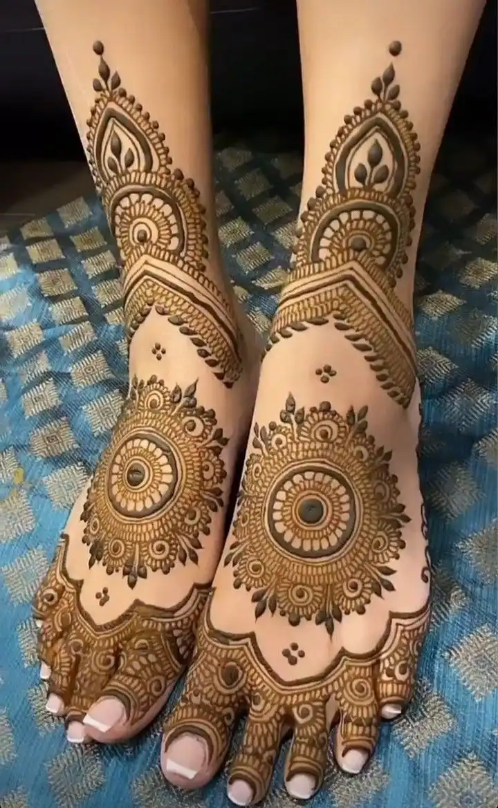 leg simple mehndi design photo
