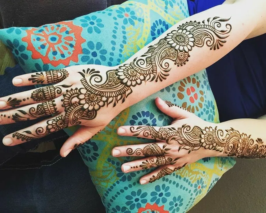modern back hand mehndi design image
