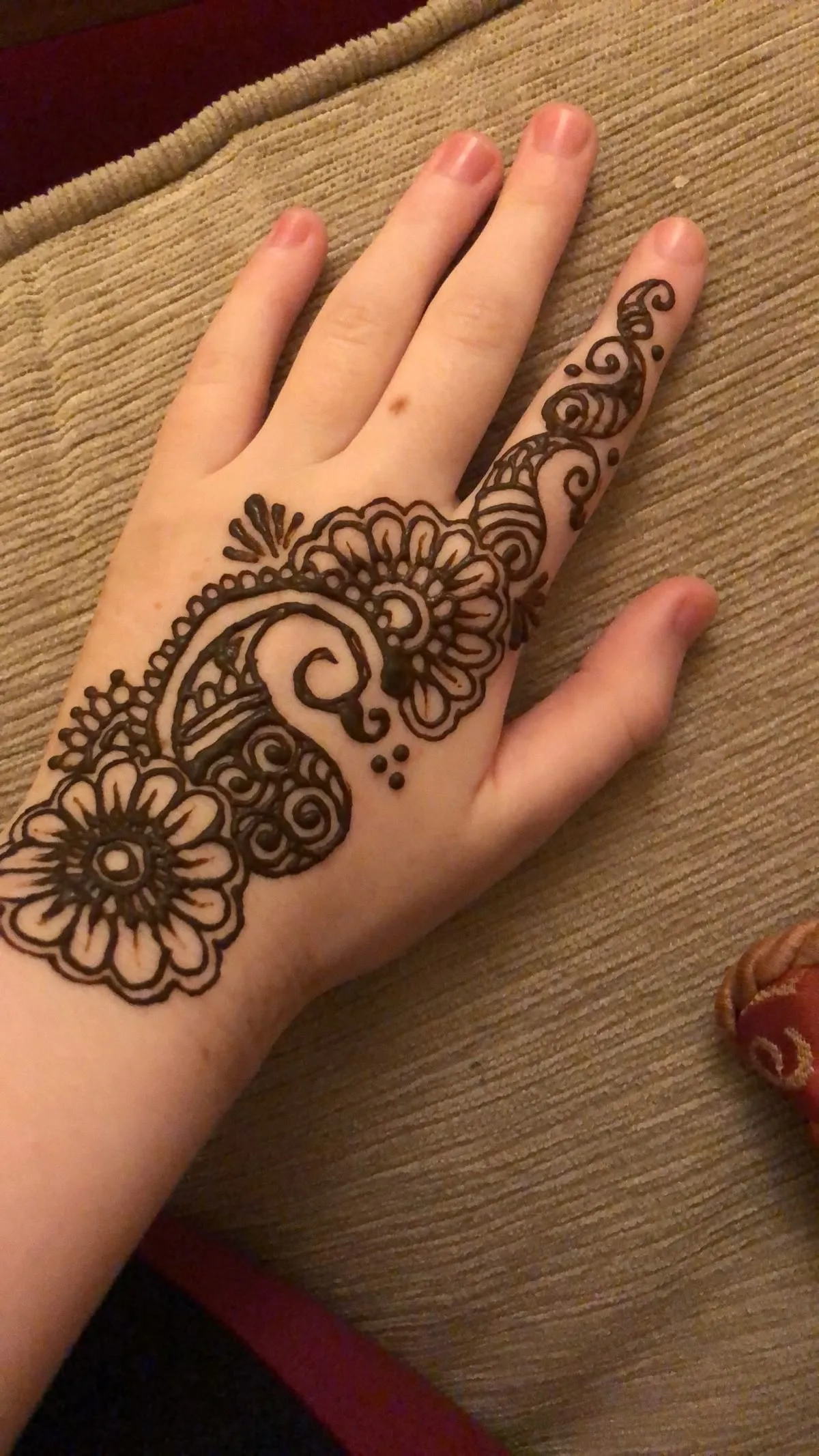 modern back hand mehndi design image