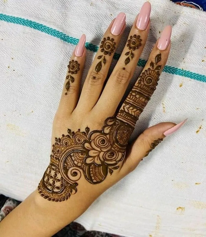 modern back hand mehndi design photo
