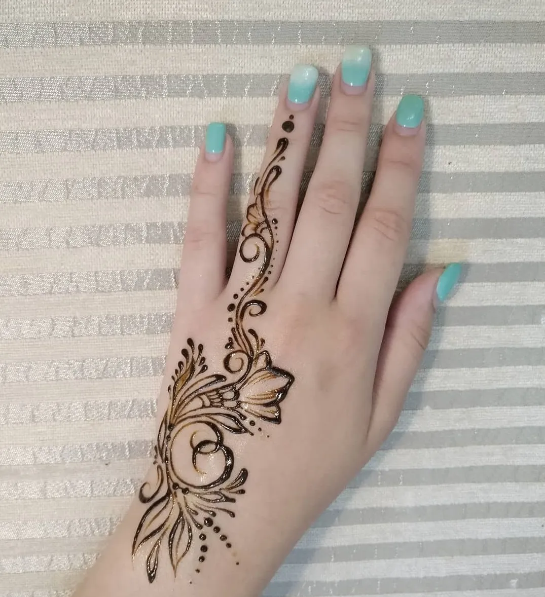 modern back hand mehndi design pic