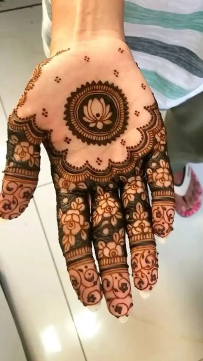 modern front hand mehndi design image