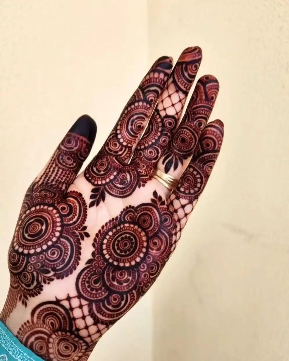 modern front hand mehndi design pic