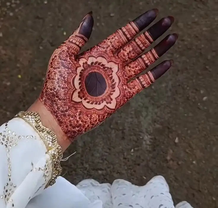 modern front hand mehndi design pic