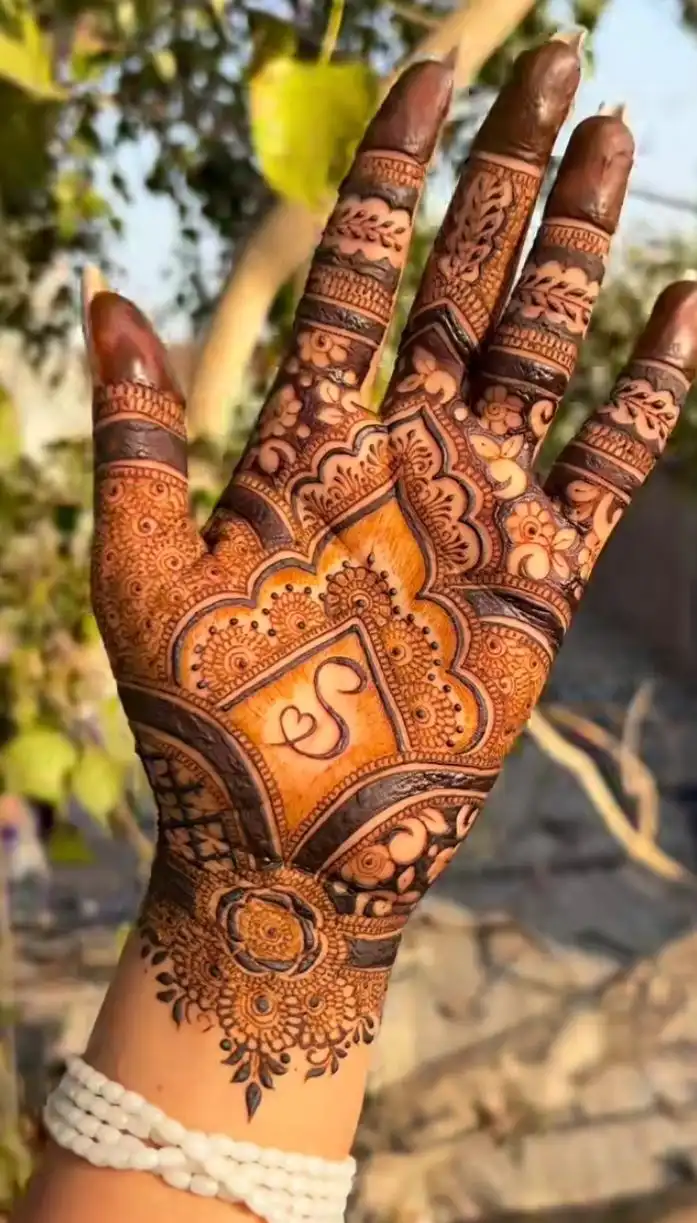 modern front hand mehndi design pic