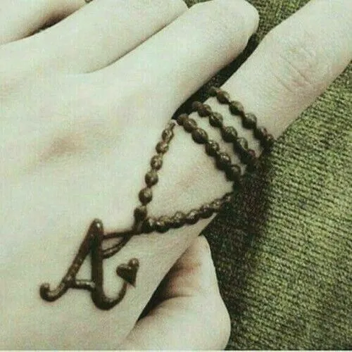 ring finger mehndi design pic