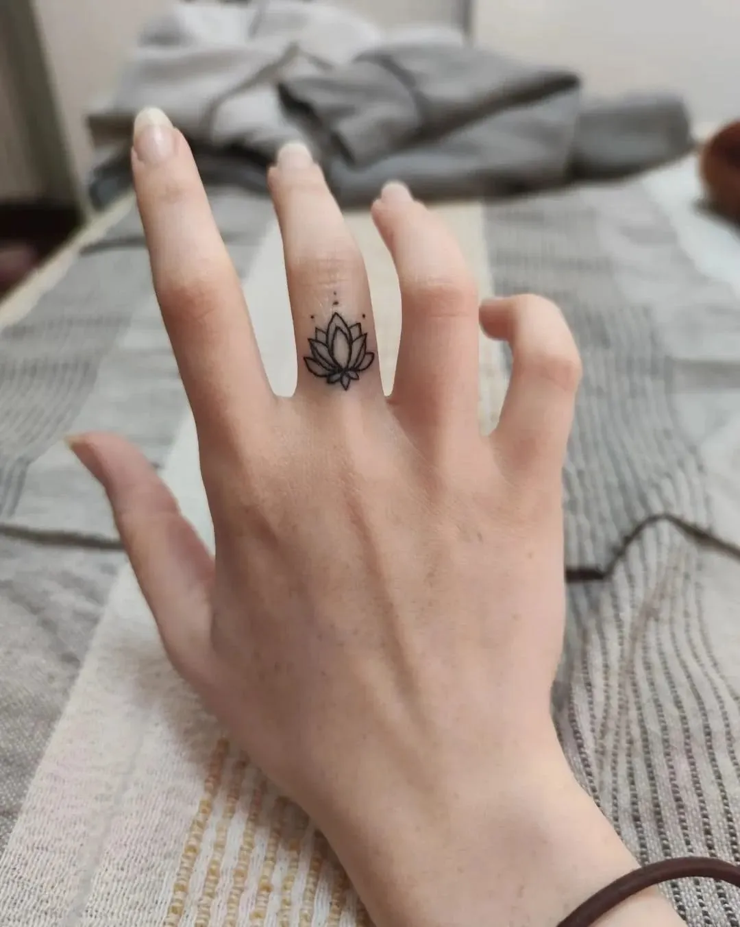 ring finger mehndi design pics