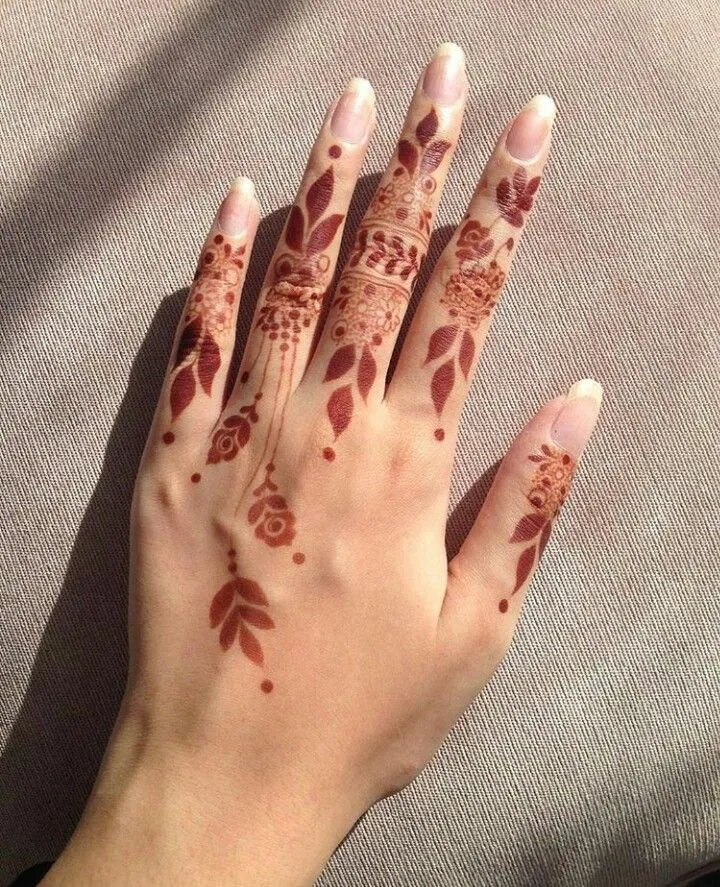 simple finger mehndi design image