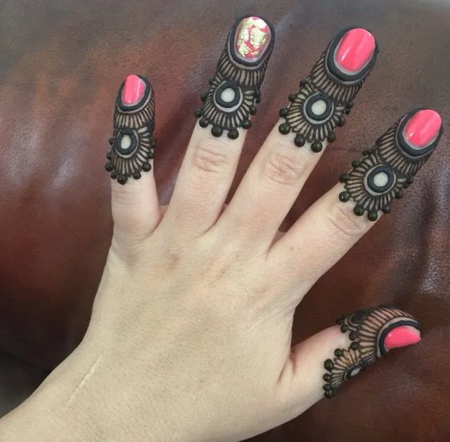 simple finger mehndi design photo