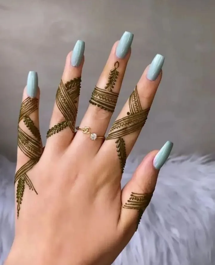 simple finger mehndi design pic
