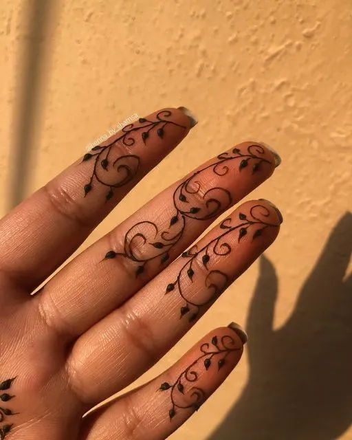 simple finger mehndi design