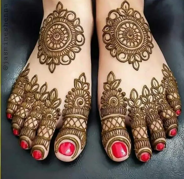 Simple Leg Mehndi Design