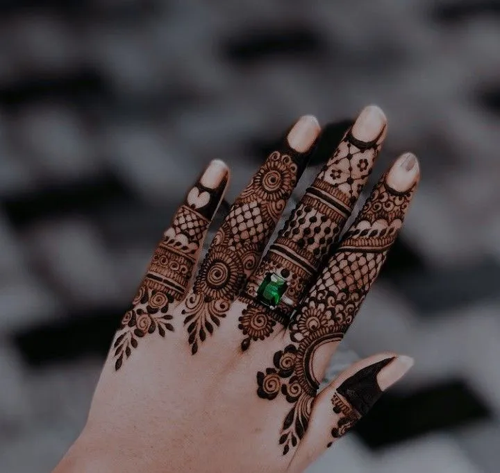 stylish finger mehndi design photos