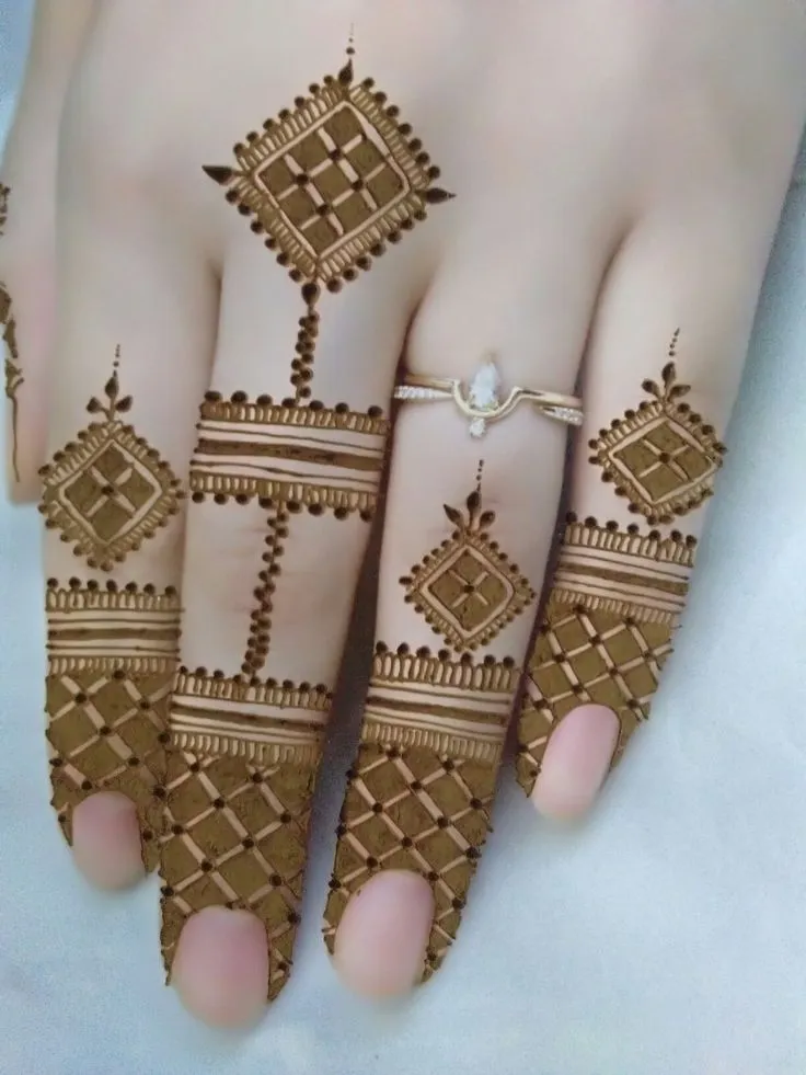 Stylish Finger Mehndi Design Pics