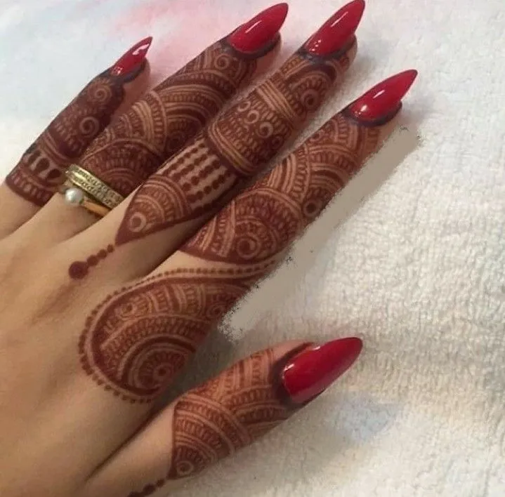 stylish finger mehndi design pics