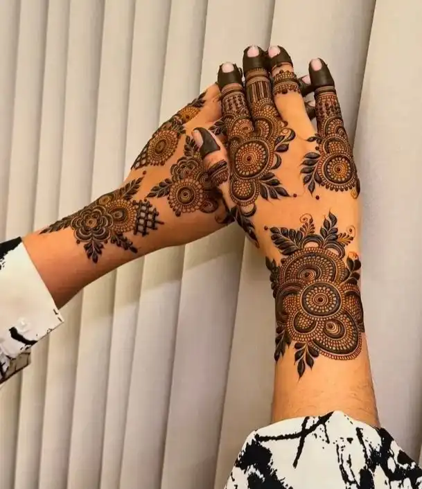 unique mehndi design pic